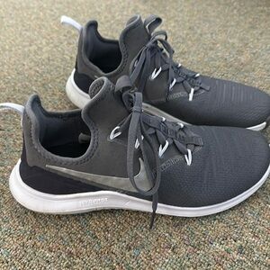 Like new Nike free TR 8 running shoes training size 9.5